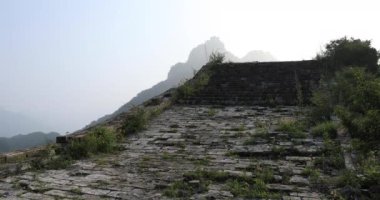 Kırsal kesimde harabelerin eski basamaklarında koşan kadın maratoncu
