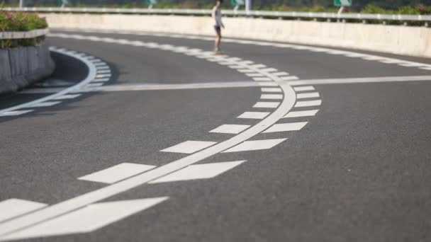 Skateboarder Skateboard Sur Autoroute Route — Video