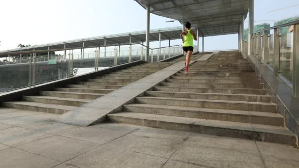 Ung Kvinde Runner Sportskvinde Kører Byens Trapper – Stock-video