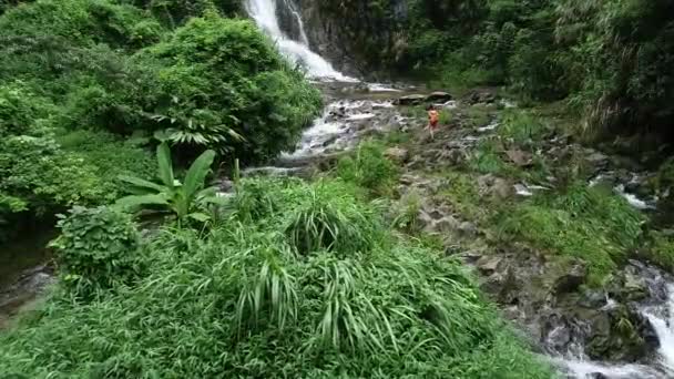 Caminhante Andando Sobre Rochas Por Água Corrente Cachoeira Floresta China — Vídeo de Stock