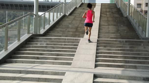 Jovem Fitness Mulher Desportiva Correndo Cima — Vídeo de Stock