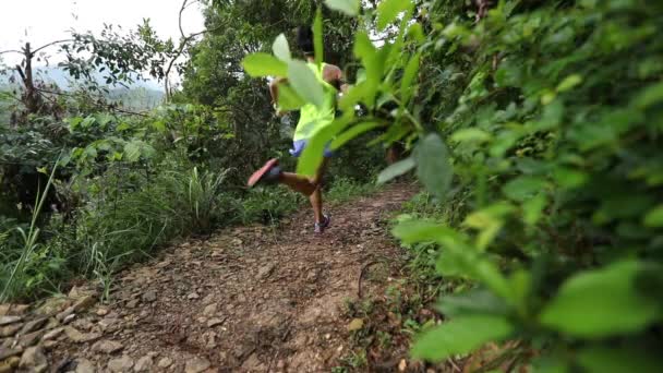 Ung Kvinnlig Idrottare Som Springer Tropisk Skog Spår Slow Motion — Stockvideo