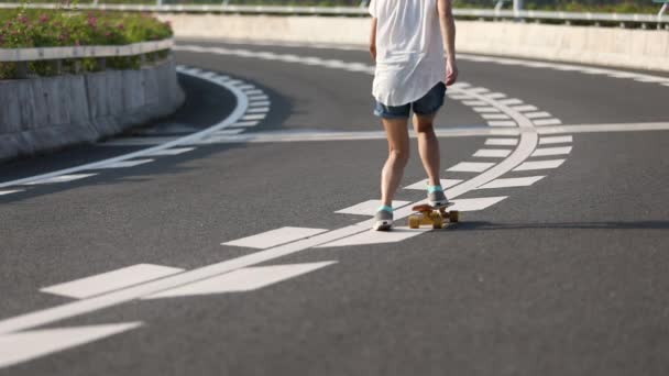 Περικομμένη Εικόνα Του Skateboarder Σκέιτμπορντ Για Τον Αυτοκινητόδρομο — Αρχείο Βίντεο