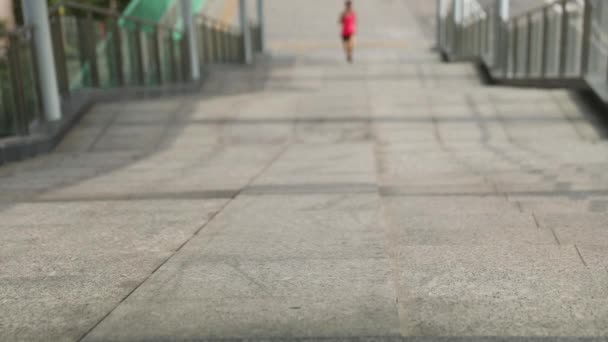 在城市台阶上奔跑的年轻妇女赛跑的女运动员 — 图库视频影像