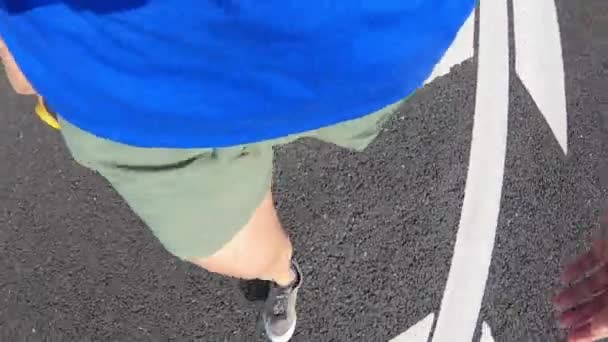 スケート ボードの手で街を歩く人 — ストック動画