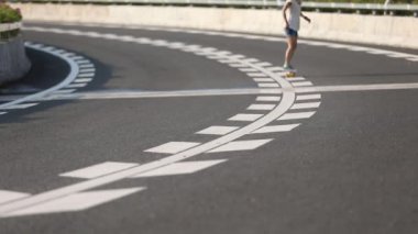 Otoban yolu üzerinde kaykay kaykaycı