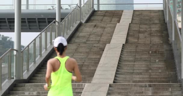 Mujer Joven Corredora Deportista Corriendo Por Las Escaleras Ciudad — Vídeos de Stock