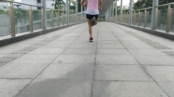 Jonge Vrouw Jogging Stedelijke Stadsbrug Slow Motion — Stockvideo