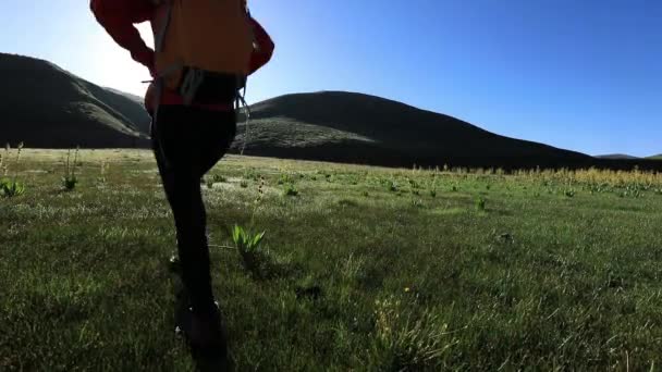 在中国 年轻女子在背光下登山 — 图库视频影像