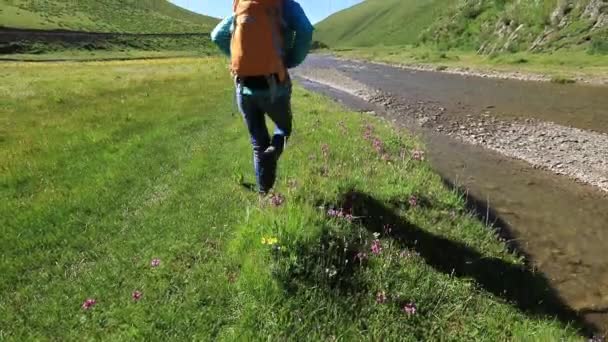 中国山地背包徒步旅行的年轻女探险家 — 图库视频影像