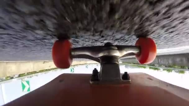 Closeup Ανάποδα Πλάνα Από Skateboard Ιππασία Αστικό Ασφαλτοστρωμένο Δρόμο — Αρχείο Βίντεο