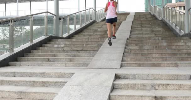 年轻女子在城市的楼梯上慢跑 — 图库视频影像