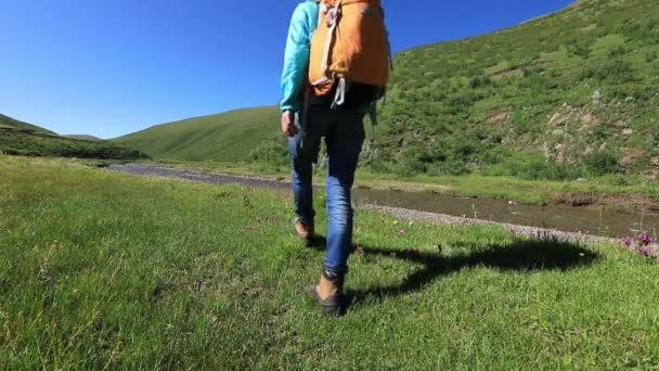 Young Female Explorer Backpack Hiking Mountains China — Stock Video