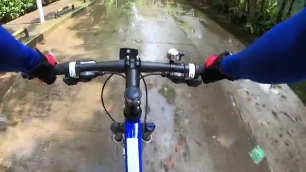 Kvinna Ridning Cykel Våt Stadsväg Efter Regn Pov — Stockvideo