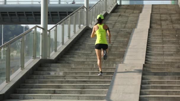 Giovane Fitness Donna Sportiva Correre Piano Sopra Cavalcavia Della Città — Video Stock