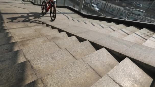 在城市里的立交桥上骑自行车上楼的年轻女子 — 图库视频影像