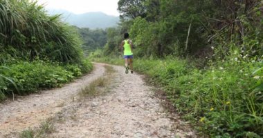 Kayalık yolda çalışan genç fitness kadın iz runner