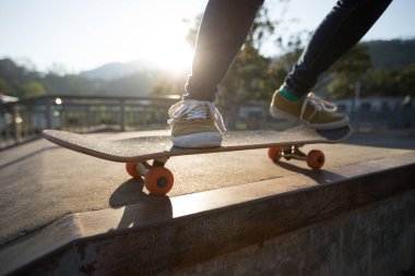 Genç kaykaycı skatepark yaz kaykay