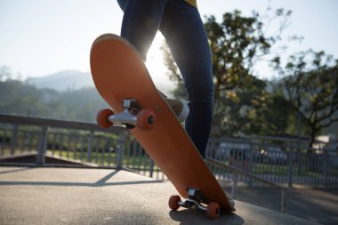 Kaykaycı Ollie skatepark yaz yapıyor.