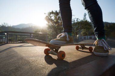 Genç kaykaycı skatepark yaz kaykay