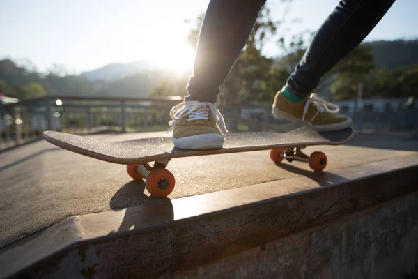 Giovane Skateboarder Skateboard Allo Skatepark Estate — Foto Stock