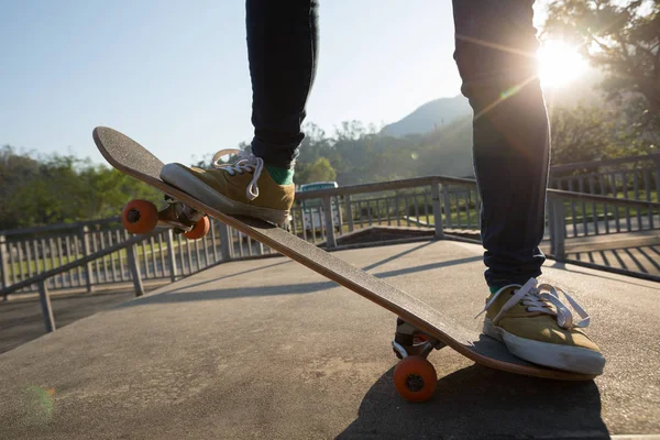 Νέοι Skateboarder Σκέιτμπορντ Στο Skatepark Στο Καλοκαίρι — Φωτογραφία Αρχείου