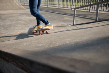 Genç kaykaycı skatepark yaz kaykay
