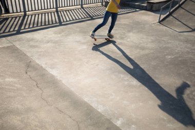 Kaykaycı Ollie skatepark yaz yapıyor.