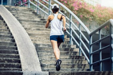 Üst katta çalışan genç kadın runner sporcumuz