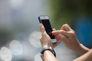 Yaşayan Smartphone kullanarak eller