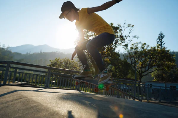 Skateboarder Doen Ollie Skatepark Zomer — Stockfoto