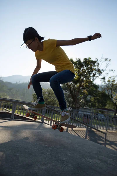 Skateboarder Κάνει Ollie Στο Skatepark Στο Καλοκαίρι — Φωτογραφία Αρχείου