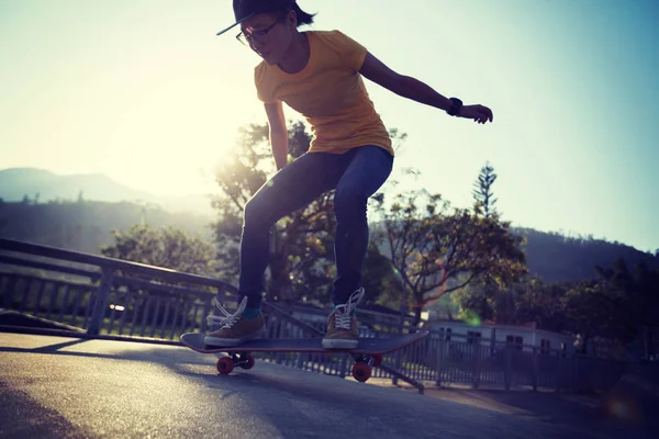 Skateboarder Fare Ollie Allo Skatepark Estate — Foto Stock