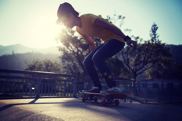 Skateboarder Κάνει Ollie Στο Skatepark Στο Καλοκαίρι — Φωτογραφία Αρχείου