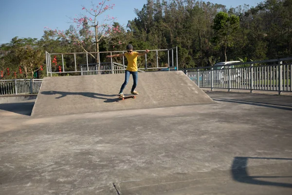 Genç Kaykaycı Skatepark Yaz Kaykay — Stok fotoğraf