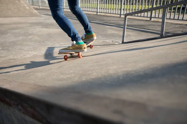 Jonge Skateboarder Skateboarden Skatepark Zomer — Stockfoto