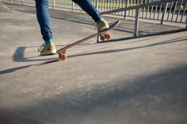 Mladí Skateboardista Skateboarding Skatepark Létě — Stock fotografie