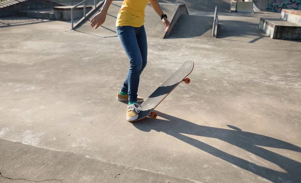 Junge Skateboarder Skateboarden Skatepark Sommer — Stockfoto