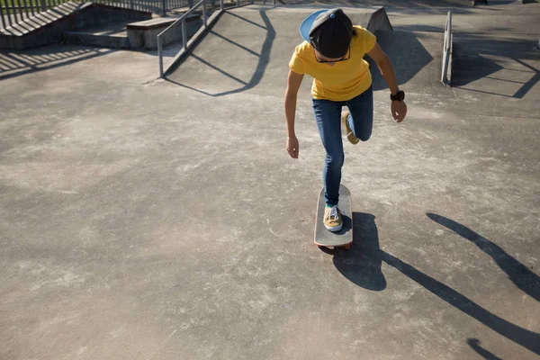 Young Skateboarder Skateboarding Skatepark Summer — Stock Photo, Image