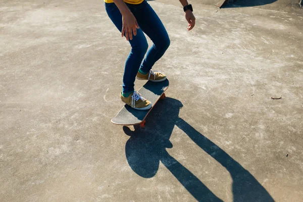 Young Skateboarder Skateboarding Skatepark Summer — Stock Photo, Image