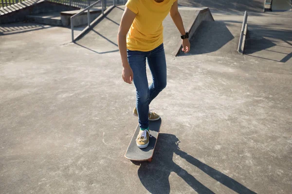 Mladí Skateboardista Skateboarding Skatepark Létě — Stock fotografie