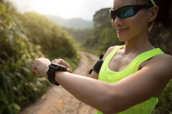 Mujer Asiática Fijando Reloj Deportivo Antes Sendero Corriendo Montaña — Foto de Stock