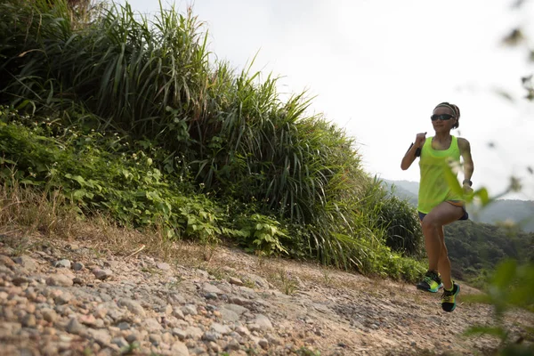 Asiática Mujer Trail Running Mountain Road — Foto de Stock