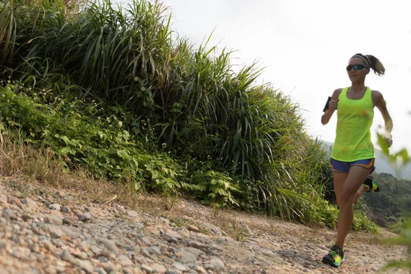 Young Fitness Woman Trail Runner Running Rocky Mountain Trail — Stock Photo, Image