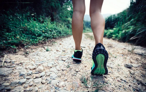 Jonge Fitness Vrouw Trail Runner Benen Waarop Bos — Stockfoto