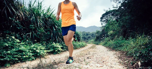 Sportvrouw Trail Runner Waarop Bos — Stockfoto