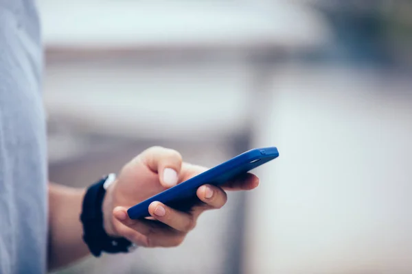 Hände Mit Märtyrertelefon Der Modernen Stadt — Stockfoto