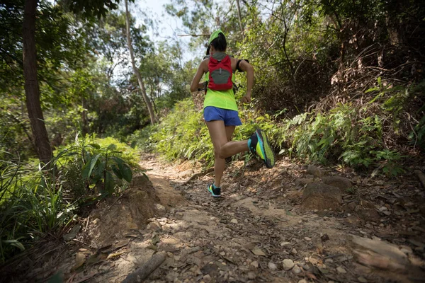 Giovane Corridore Sentiero Donna Esecuzione Sentiero Foresta Tropicale — Foto Stock