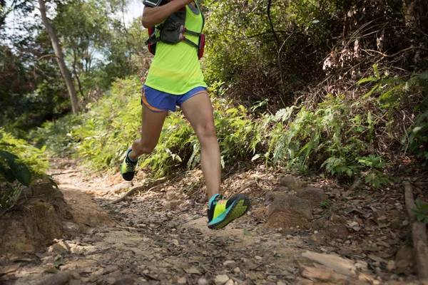Tropikal Orman Üzerinde Çalışan Genç Kadın Runner — Stok fotoğraf