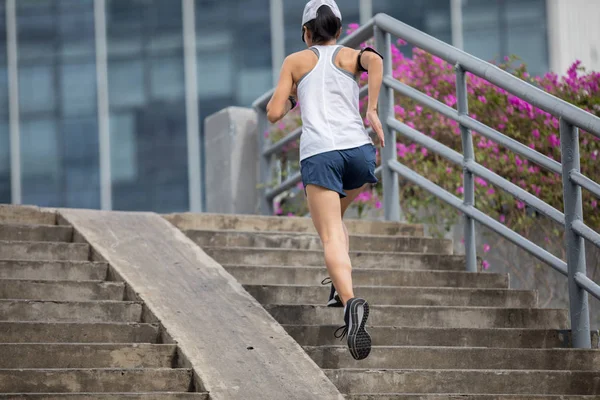 Молодая Спортсменка Бегает Лестнице — стоковое фото